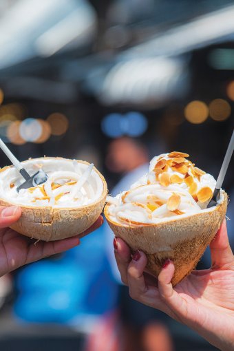 Bangkok-Chatuchak Market coconut icecream