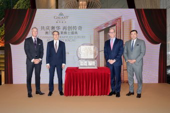 Mr. Kevin Kelley, Chief Operating Officer— Macau of Galaxy Entertainment Group(first
from left) and Mr. Troy Hickox, Head of Hotels & Lifestyle Development of Galaxy Entertainment Group(first from right), together with the two officiating guests, witness the completion of Raffles at Galaxy Macau.