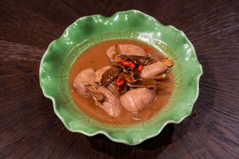 家乡功夫菜：麻油腰花
HOMETOWN SPECIALTY: Stir-fried pork kidney, sesame oil, aged ginger