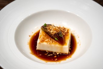 蜜糖松花豆腐
Chilled soymilk tofu, brown sugar, black sesame