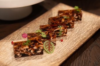 风味前菜：陈普鸡肉冻
Appetizer: Chicken terrine, aged puer tea