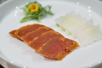 风味前菜：鹿港野生乌鱼子
Appetizer: Grilled Lukang wild sliced mullet roe