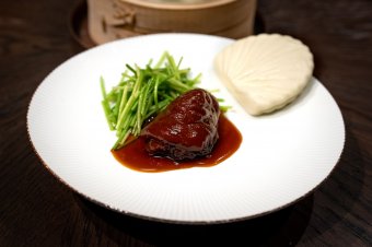 元纪手路菜：梅菜盖子头
YUENJI SIGNATURE: Braised pork knuckle, preserved vegetable