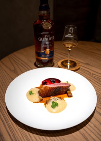 胭脂鸭 / 烟熏桑椹 / 18年威士忌当归酱
Canard rouge duck / Smoky mulberry sauce / whiskey angelica sauce