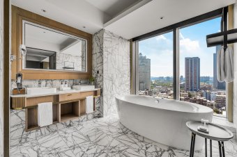 1 King Premium Bath Room