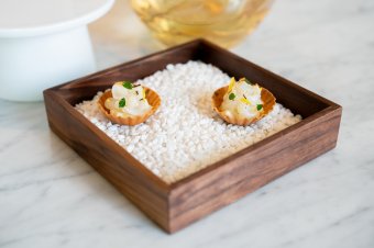 开胃小点：炙烧花枝 / 胡椒木 / 乌鱼子
Amuse Bouche: Cuttlefish / Pepper Tree / Bottarga