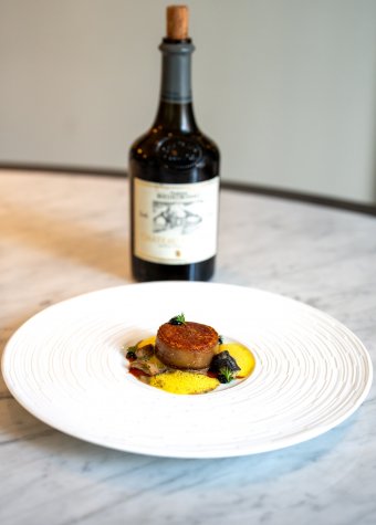 软化 | 黑毛猪尾 / 综合蕈菇 / 法国黄酒 / 黑蒜
Soften | Braised Pork Tail / Mushroom / Vin Jaune / Black Garlic